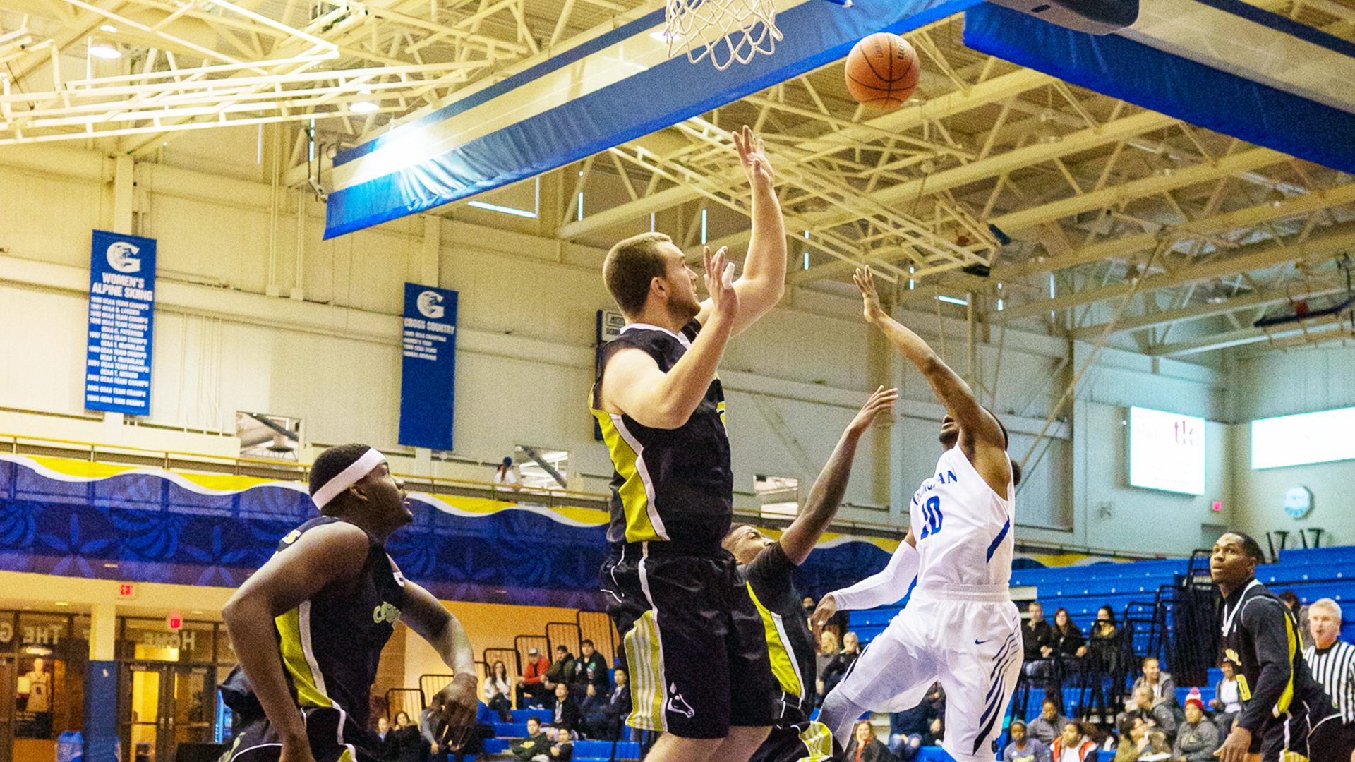 Men&rsquo;s Basketball Defeat Grizzlies to move into 2nd
